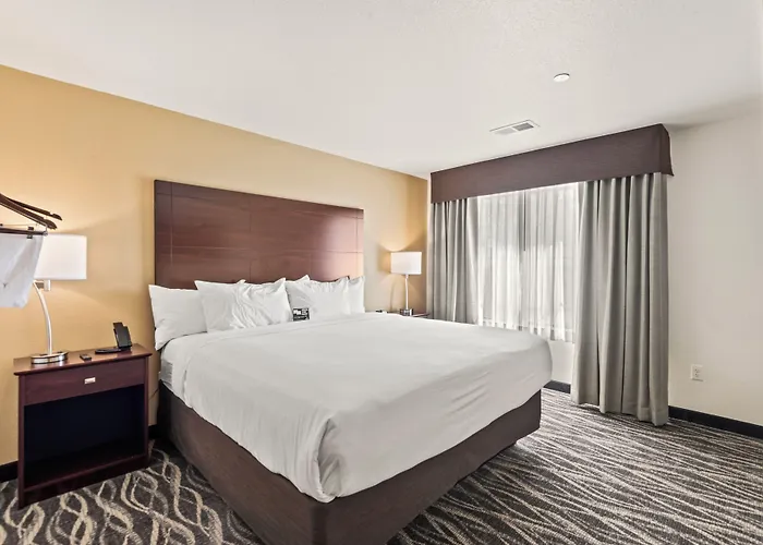 Cobblestone Hotel & Suites - Two Rivers
