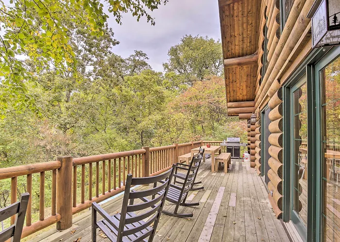 Splendid Family Cabin W/ Hot Tub & Grill!