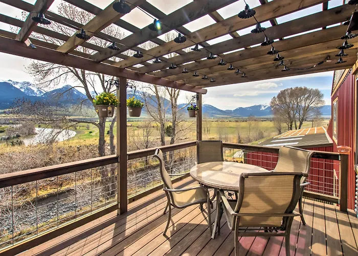 Lovely Livingston Loft W/ Mountain & River Views!