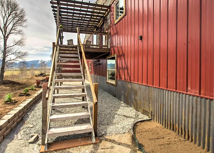 Lovely Livingston Loft W/ Mountain & River Views!