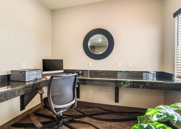 Cobblestone Hotel & Suites - Newport