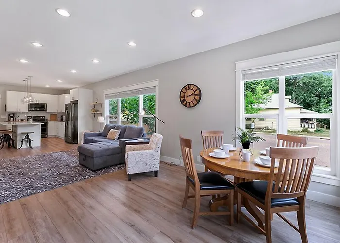Cozy Chic Home In Downtown Loveland!