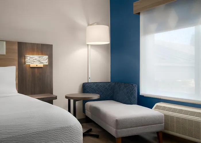 Holiday Inn Express & Suites Southfield - Detroit