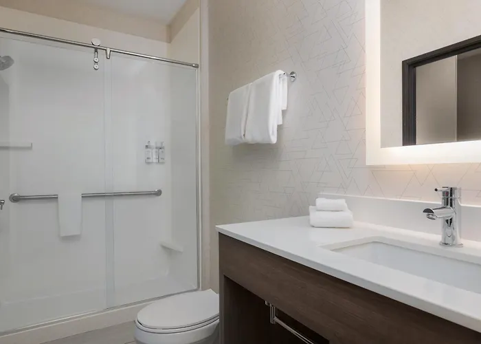 Holiday Inn Express & Suites Southfield - Detroit