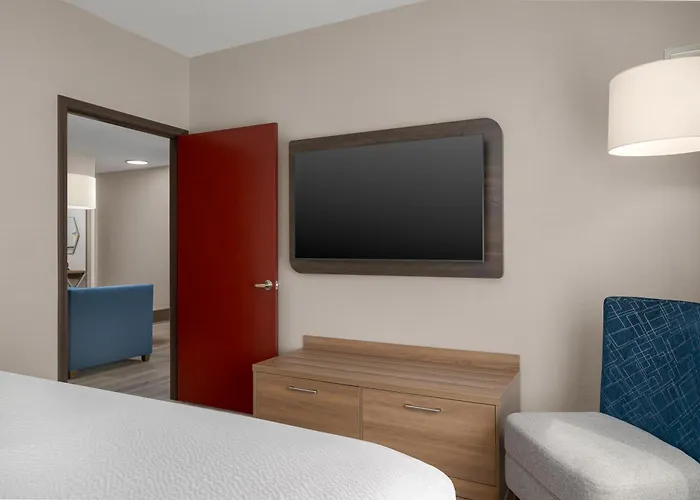Holiday Inn Express & Suites Southfield - Detroit