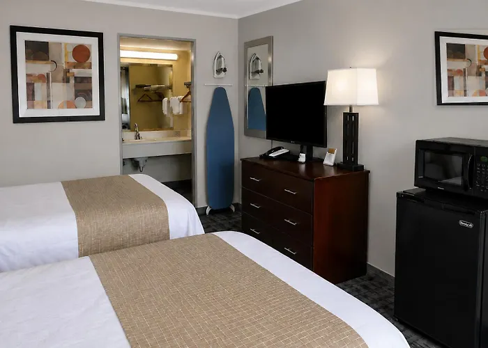 Travelodge By Wyndham Seymour