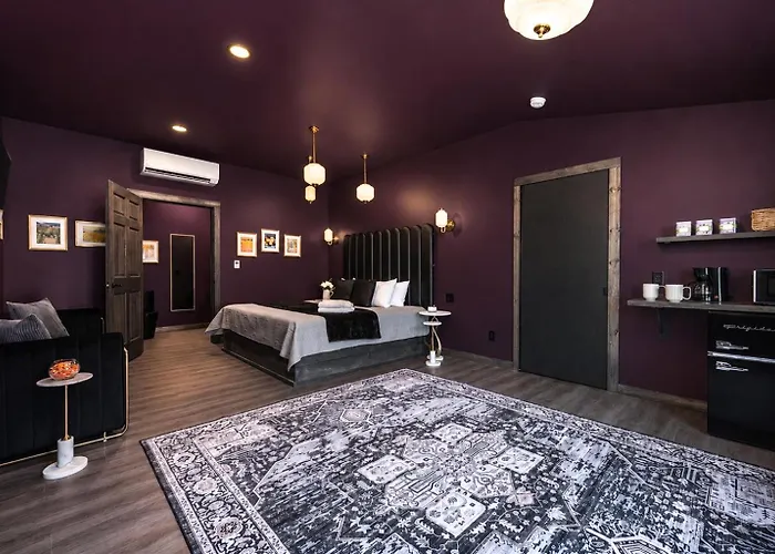 Walk Everywhere Fireplace Downtown Hideaway