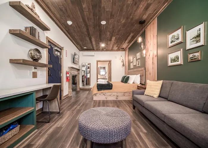 Walk Everywhere Fireplace Downtown Hideaway