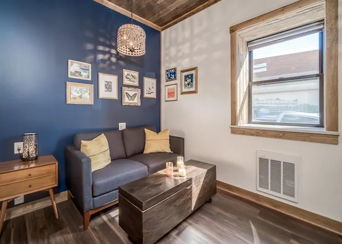 Walk Everywhere Fireplace Downtown Hideaway