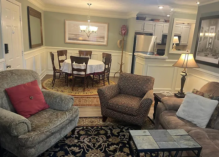 Classic City Condo: Downtown Athens Retreat