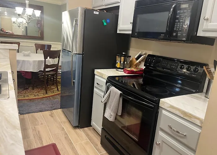Classic City Condo: Downtown Athens Retreat