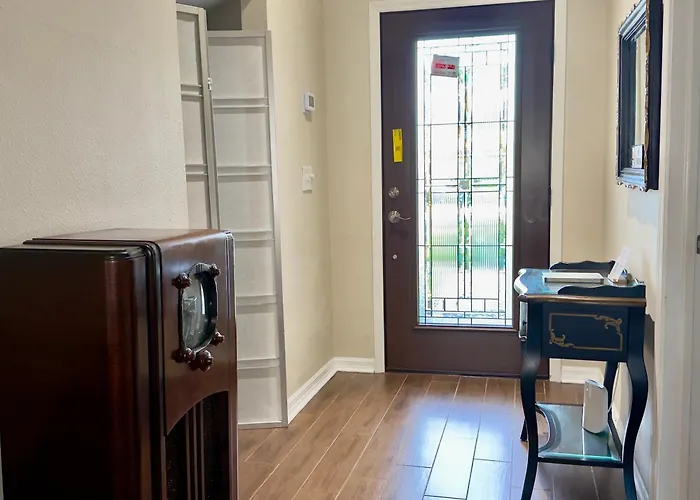 Ruskin Fl 2 Bdrm 1 Bath Suite, Host Shares Common Areas