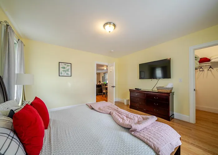 Peaceful 5Br & 4Ba Quincy House W Patio, Near Red Line & Pet Friendly 284
