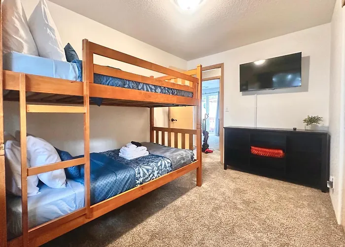 Hot Tub! King Bed-Firepitt-Near Airport& Freeway