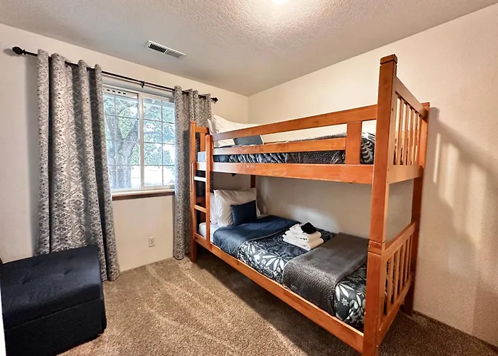 Hot Tub! King Bed-Firepitt-Near Airport& Freeway
