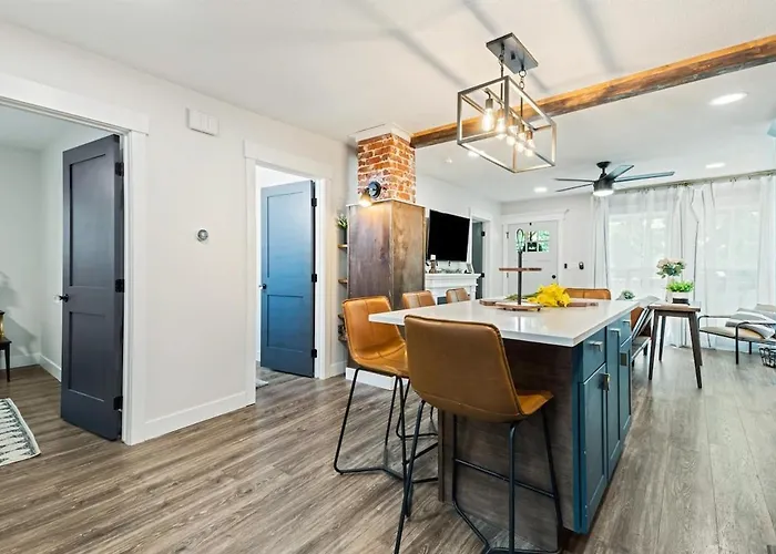 Modern Gatsby 2B15B Caldwell Near Golf Course!