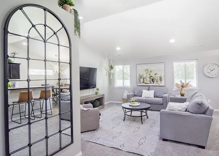 Stoddard Trailhead Central Nampa Home - Sleeps 10