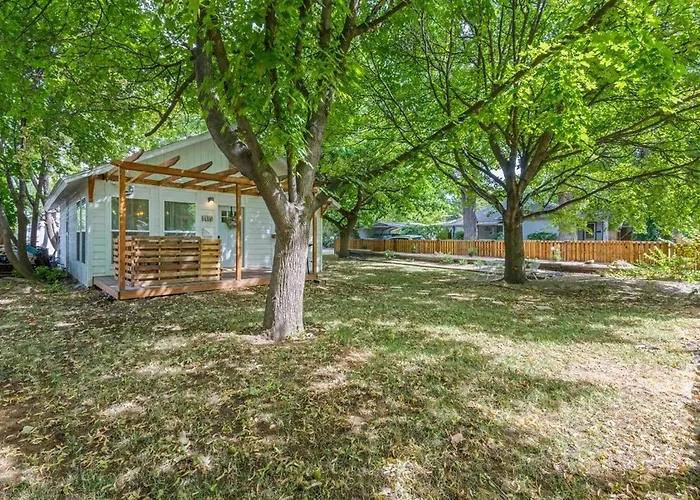 Modern Gatsby 2B15B Caldwell Near Golf Course!
