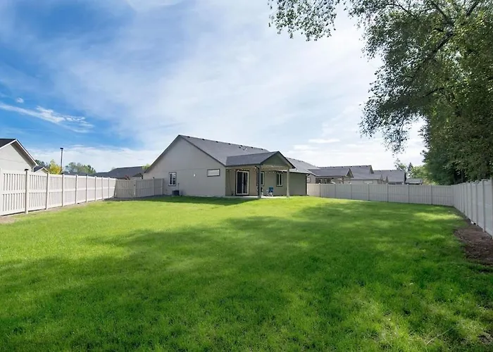 Stoddard Trailhead Central Nampa Home - Sleeps 10