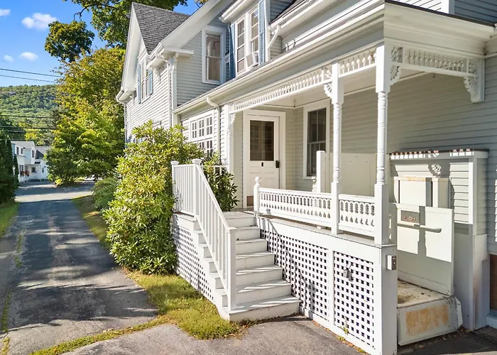 Parker House: Historic Home - Walk Downtown, Dog-Friendly & Washer/Dryer