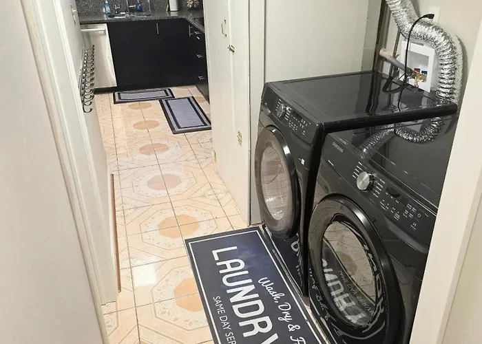 Nice 3 Bdr 2 Bath Near Airport, Train With Plus Wifi And Parking