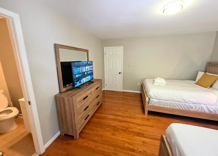Nice 3 Bdr 2 Bath Near Airport, Train With Plus Wifi And Parking