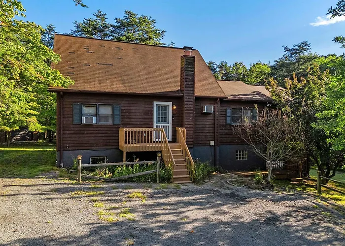Group-Friendly Cabin W Hot Tub & Deck
