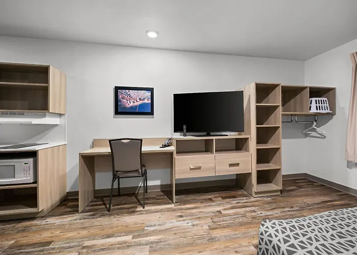 Woodspring Suites Dearborn Detroit