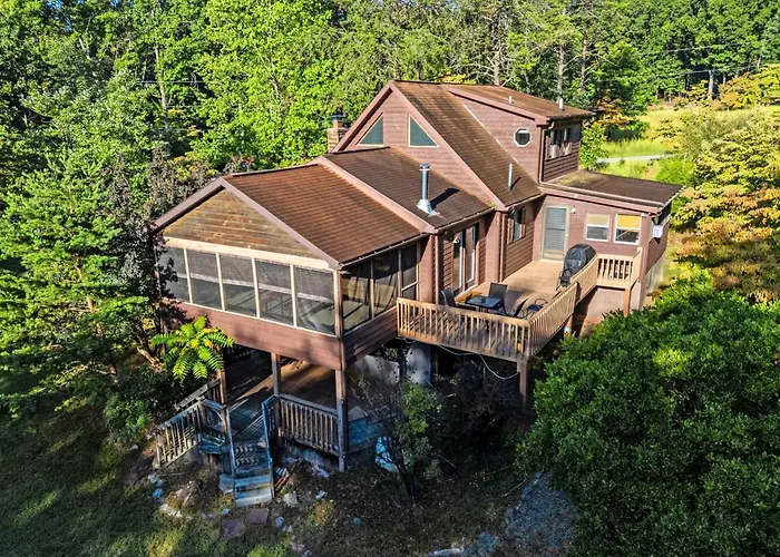 Group-Friendly Cabin W Hot Tub & Deck