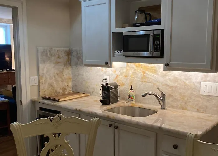 Pineapple House, Spacious 1St Floor Apartment! City Center! 96 Walk Score! Free Parking!
