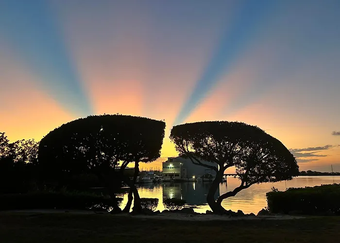 Beach House Getaway - Waterfront Villa In Duck Key