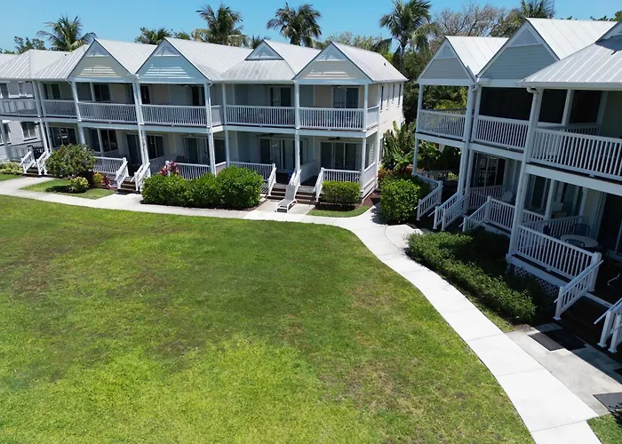 Beach House Getaway - Waterfront Villa In Duck Key