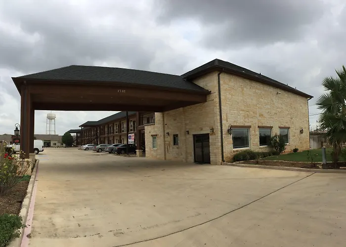 Pearsall Inn And Suites