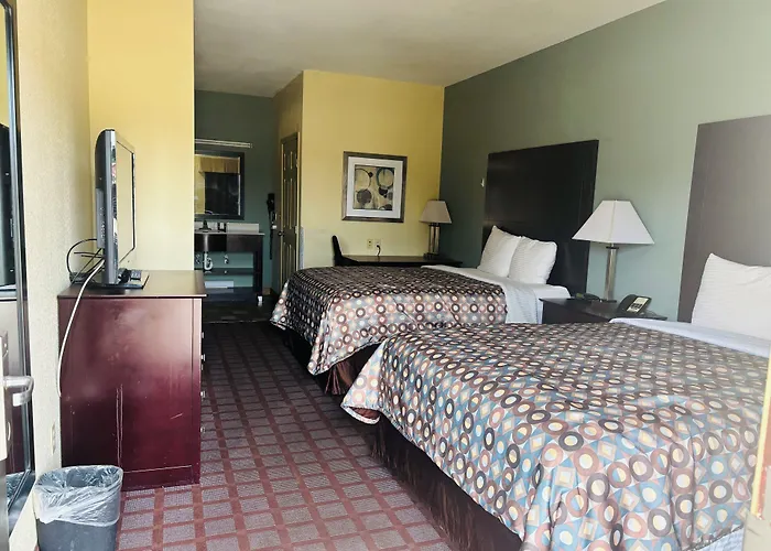 Pearsall Inn And Suites