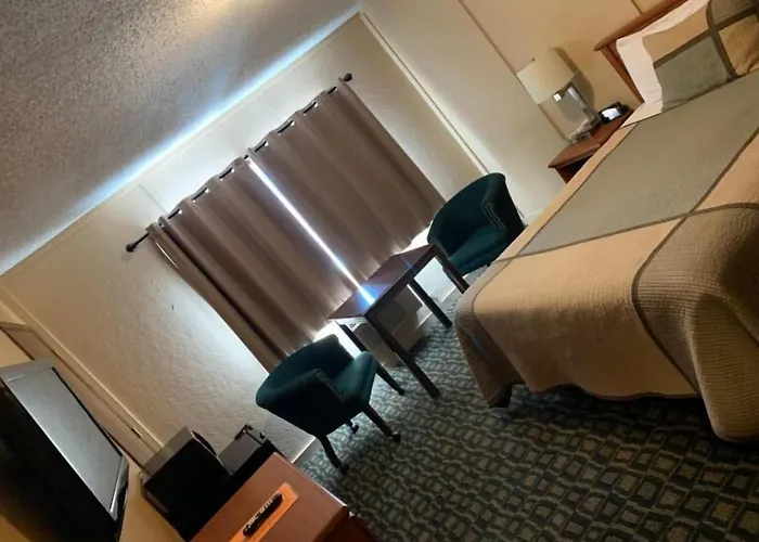 Townhouse Inn & Suites