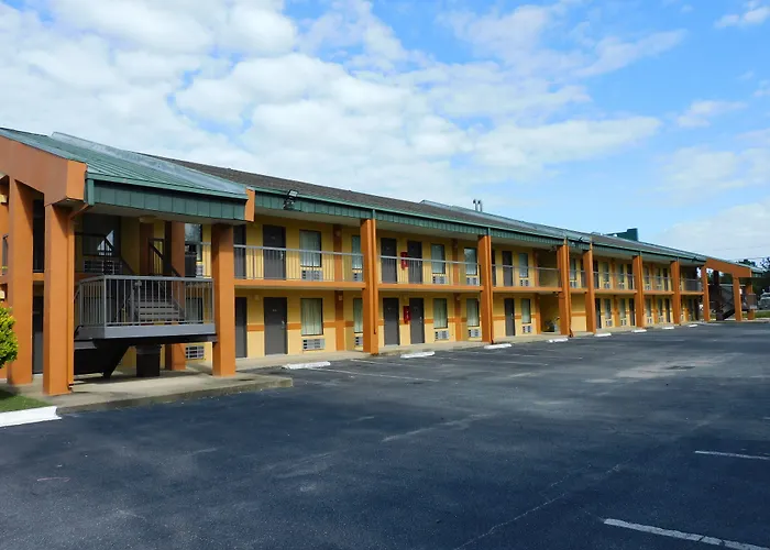 Camilla Inn & Suites
