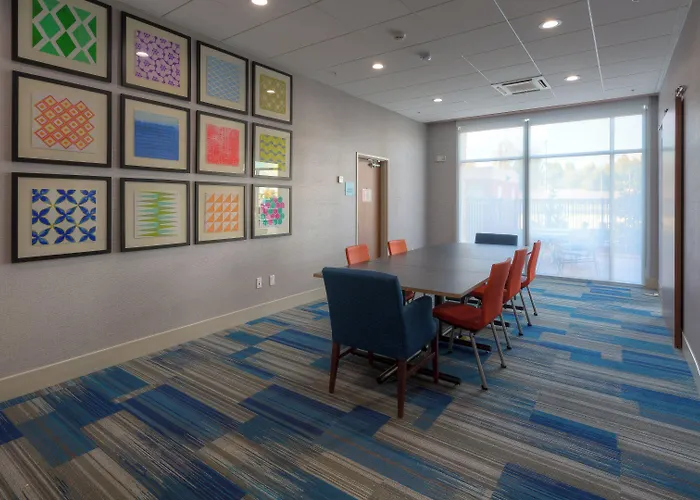 Holiday Inn Express & Suites Tulsa Midtown By Ihg