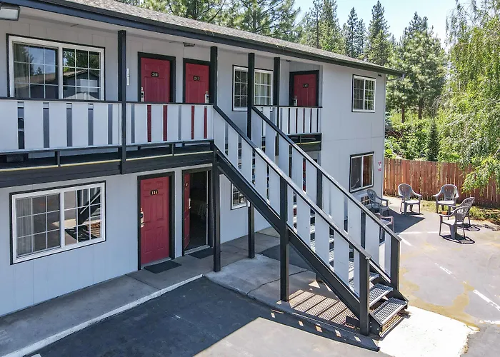 Charm Motel & Suites