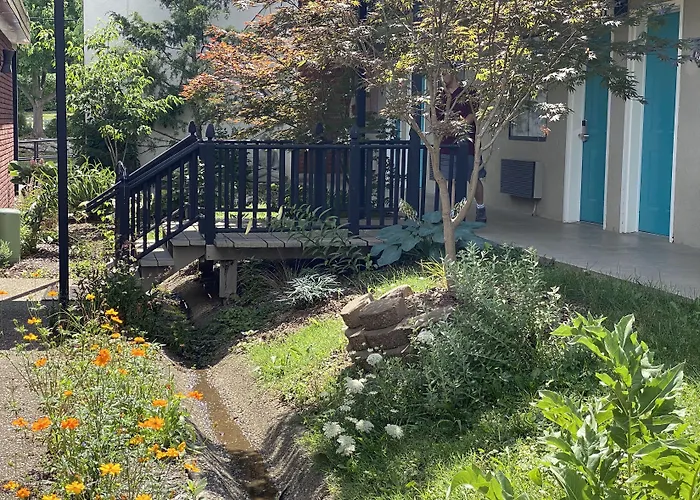 Cascades Inn