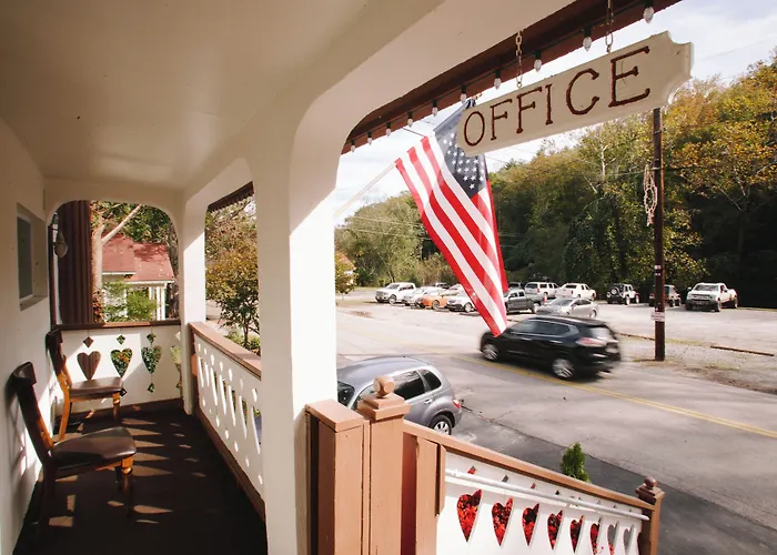 Riverbend Motel & Cabins