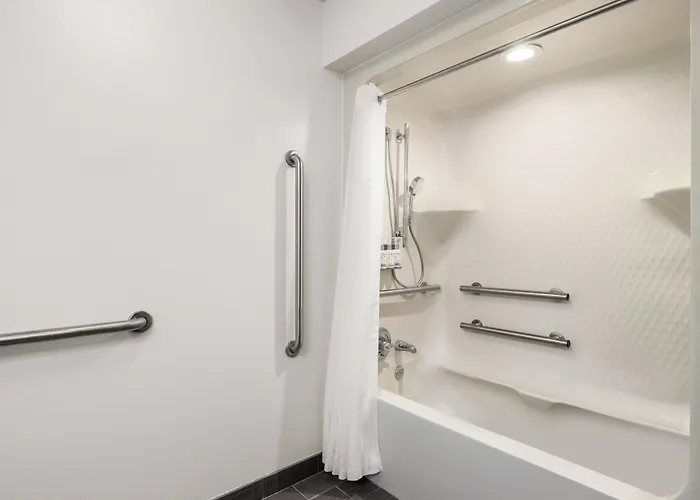 Garner Hotel Victoria - East By Ihg