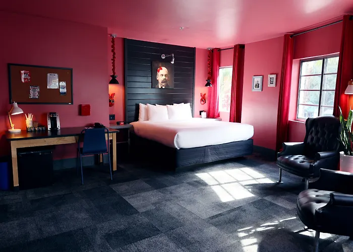 Hotel Gaythering - Gay Hotel - All Adults Welcome