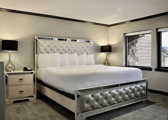 Carlton Lodge Hotel And Suites