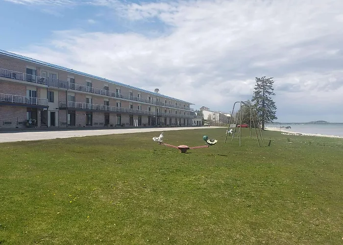 Days Inn & Suites By Wyndham St. Ignace Lakefront