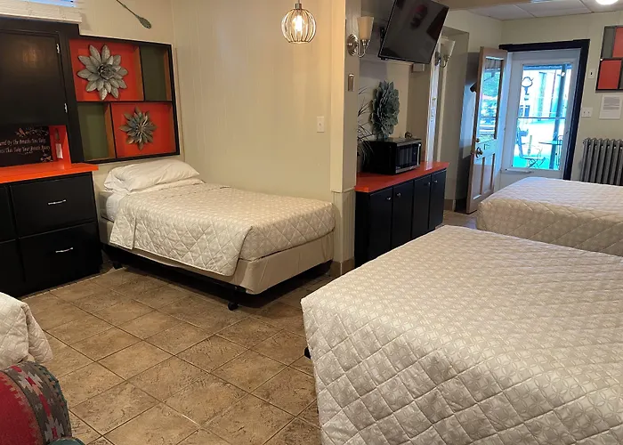 Simmons Motel And Suites