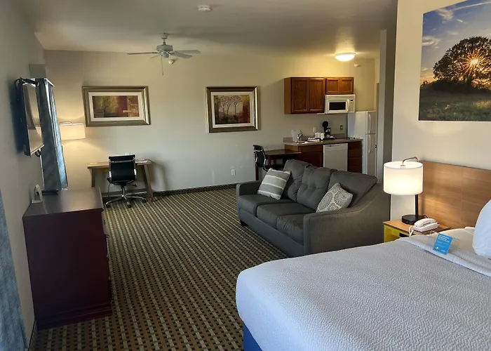 Days Inn & Suites By Wyndham Columbus Ne