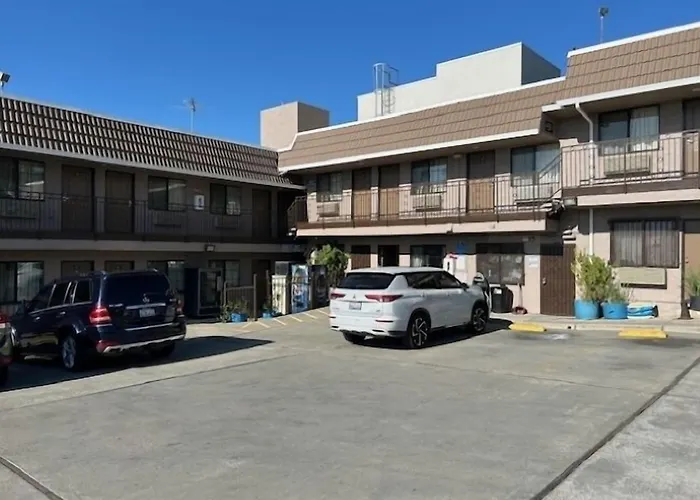 Crown Lodge Motel