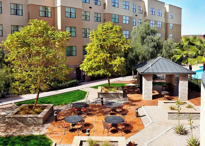 Courtyard Phoenix North / Happy Valley
