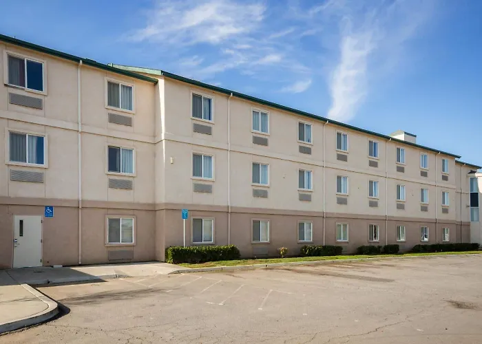Howard Johnson By Wyndham Lemoore Near Naval Air Station