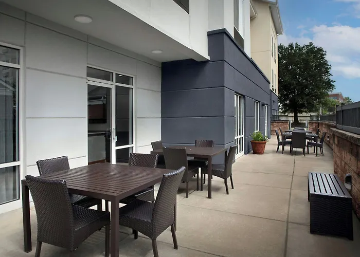 Fairfield Inn & Suites By Marriott Rogers